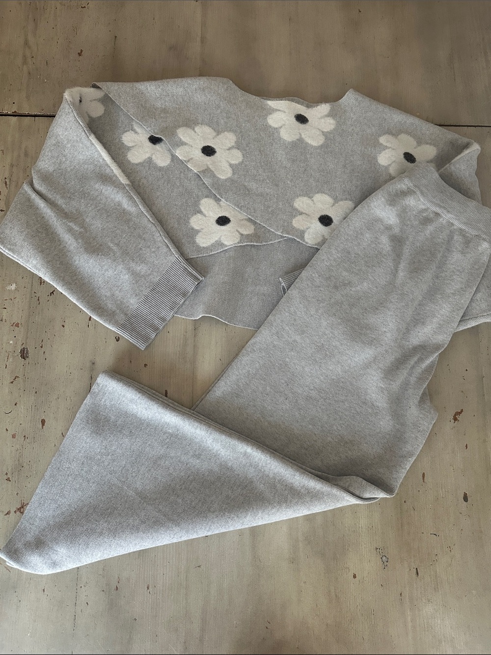 Cropped sweatshirt with matching wide leg sweat pants, Sz large